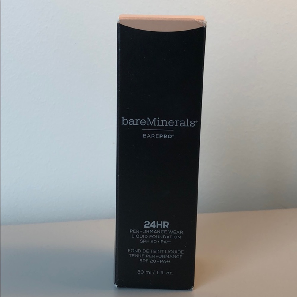 bareMinerals BAREPRO foundation in Sateen 05
